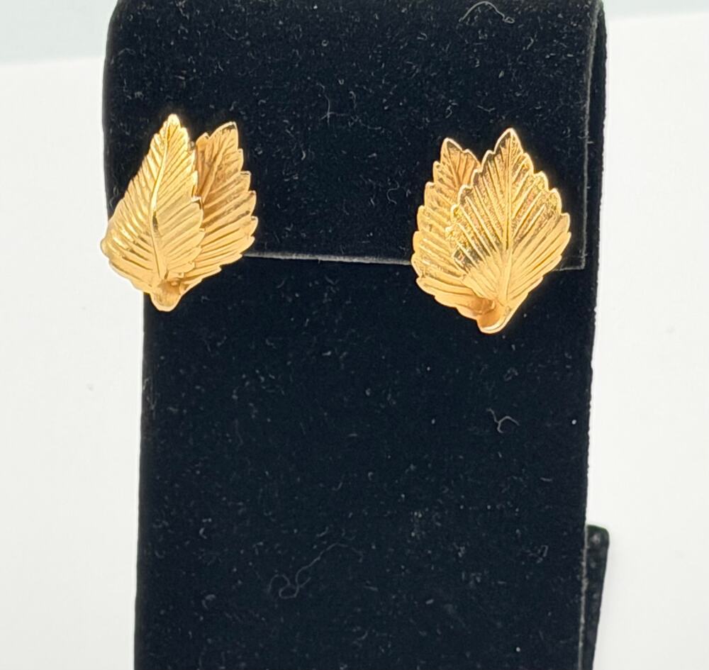 Vintage LISNER Gold-tone Layered LEAVES Shape Clip On Earrings